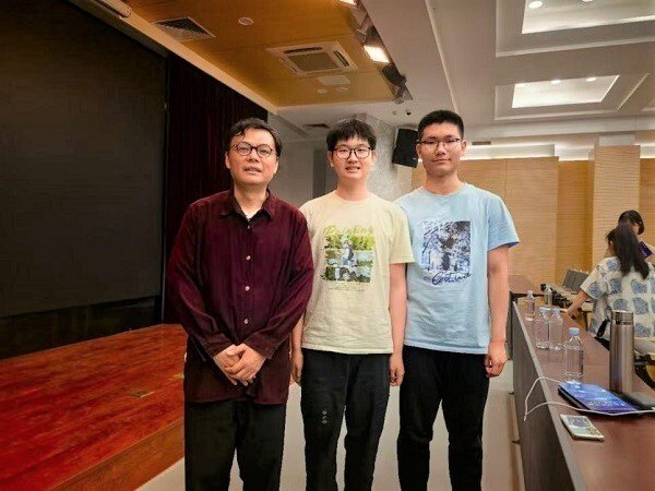 我校图书馆报告厅内气氛热烈